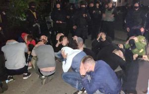 Спецпризначенці «пов’язали» понад півсотні «тітушок», які захопили підприємство